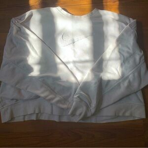 White tan nike cropped sweatshirt 🌸